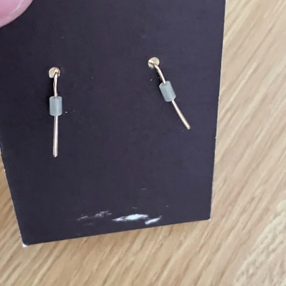 Henri Bendel classic pearl earrings - Picture 3 of 6